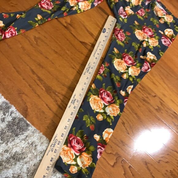 Ladies OSFA dark gray leggings w/floral detail of orange, red, pink and green - Picture 2 of 3